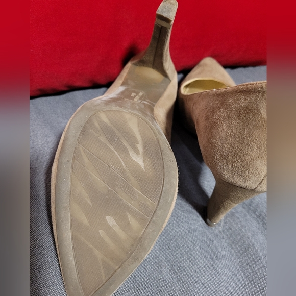 Anne Klein, leather suede, size 8.5, heels, tan - Picture 5 of 5